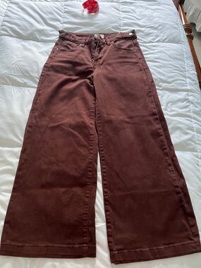 Risen brown wide legged, cropped jeans.
Worn once. Adjustable waist.